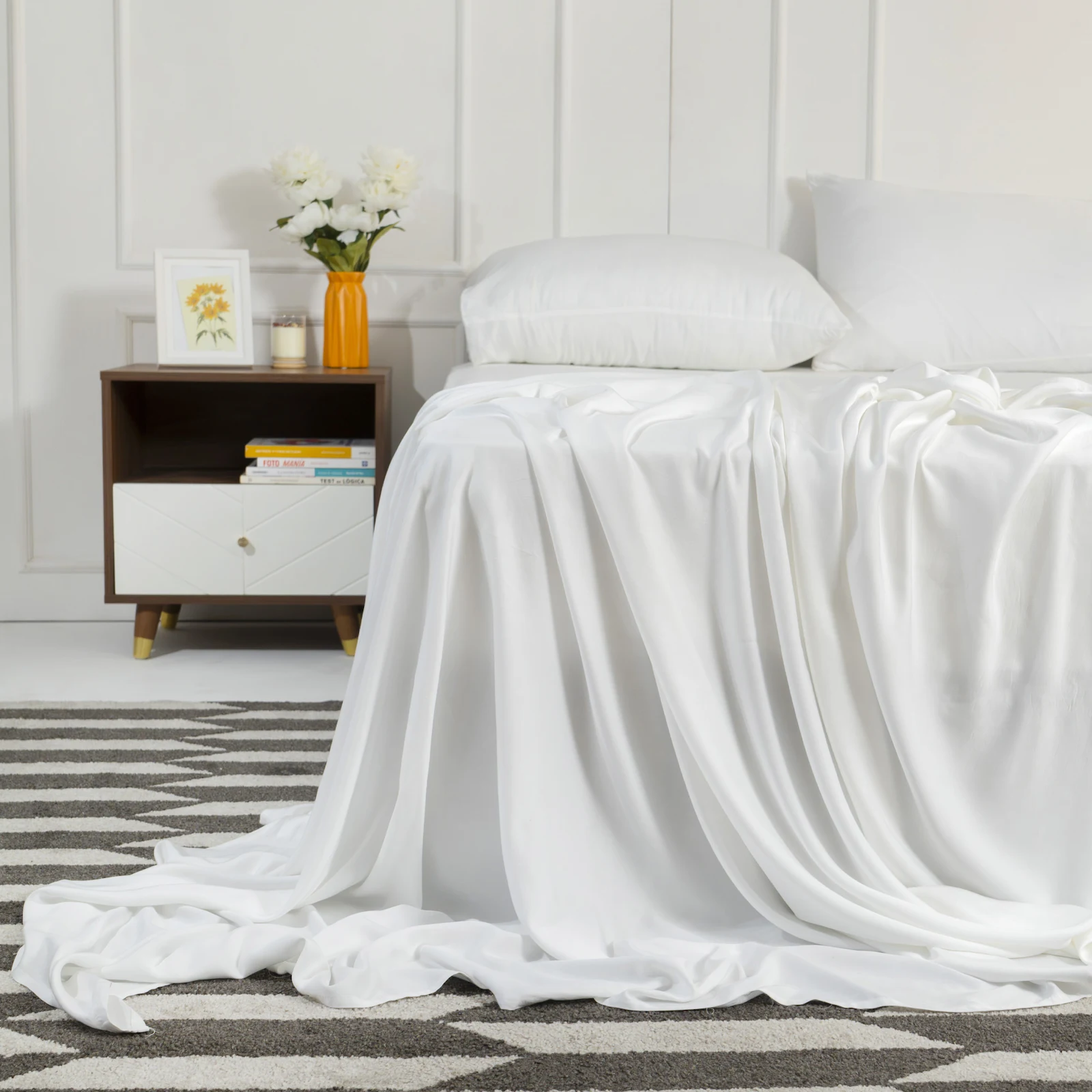 Juego de sábanas de viscosa de bambú color blanco tendido sobre la cama