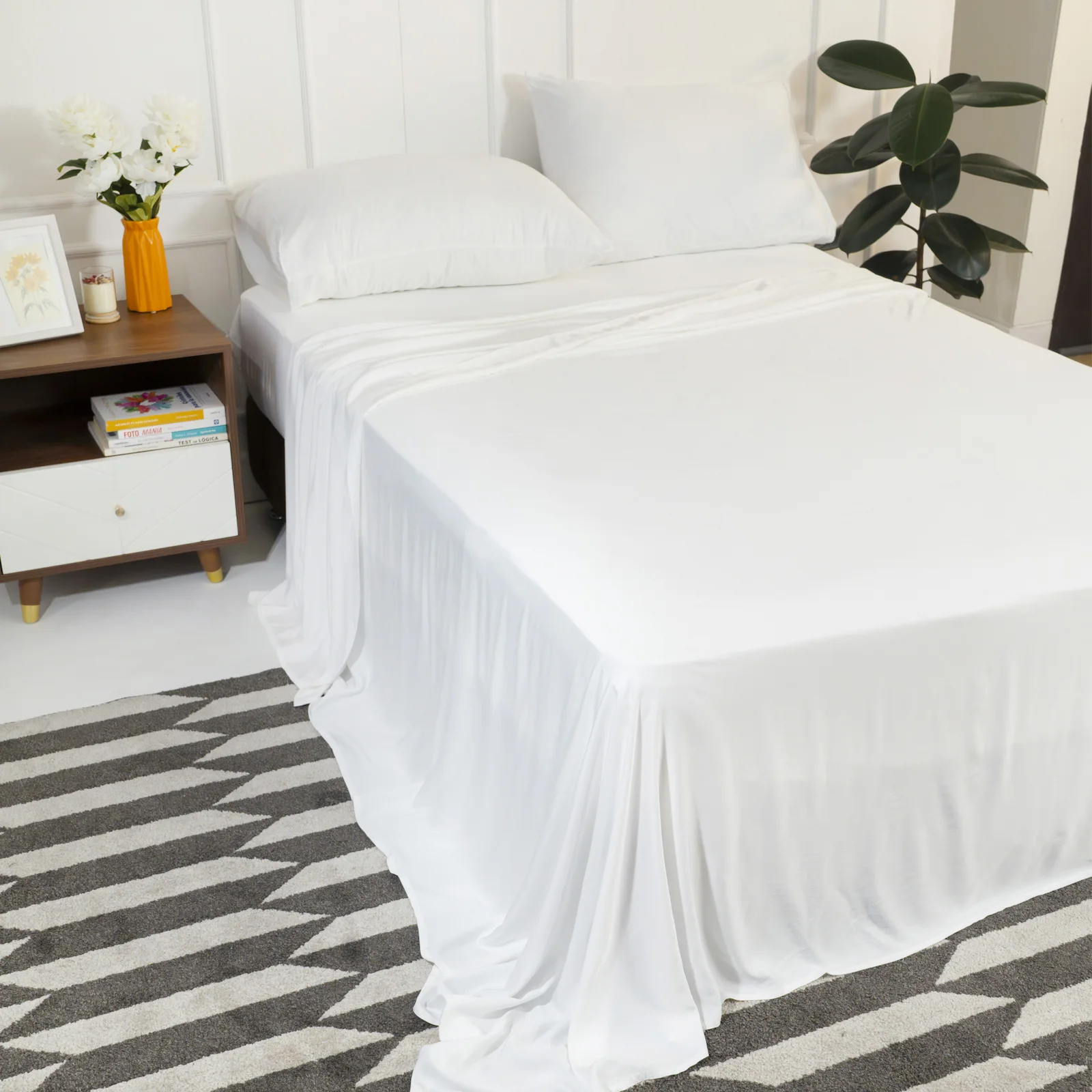 Habitación con cama vestida en sábanas de viscosa de bambú color blanco